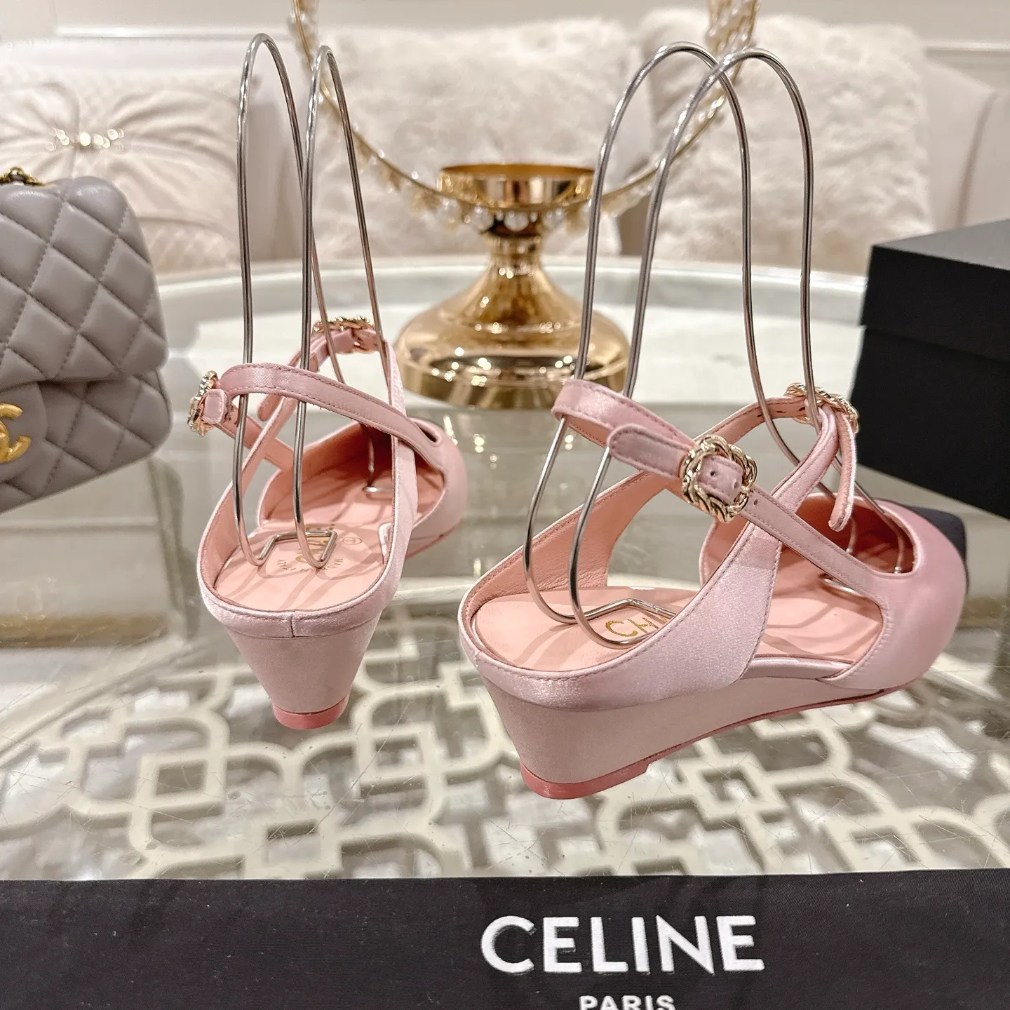 👟👟Ex-factory price 540👟👟 Chanel Xiaoxiang 25ss early spring new product silk satin sandals series French style, so beautiful that it is so beautiful! This is what an elegant and romantic fairy should be like! The minimalist color scheme and silk satin are deeply rooted in people's hearts. It goes well with skirts or casual wear! Fabric: Made of original customized silk Lining: Sheepskin Outsole: Genuine leather outsole imported from Italy Heel height: 4.5cm Size: 35-39 (40.41.42 customization is non-refundable)